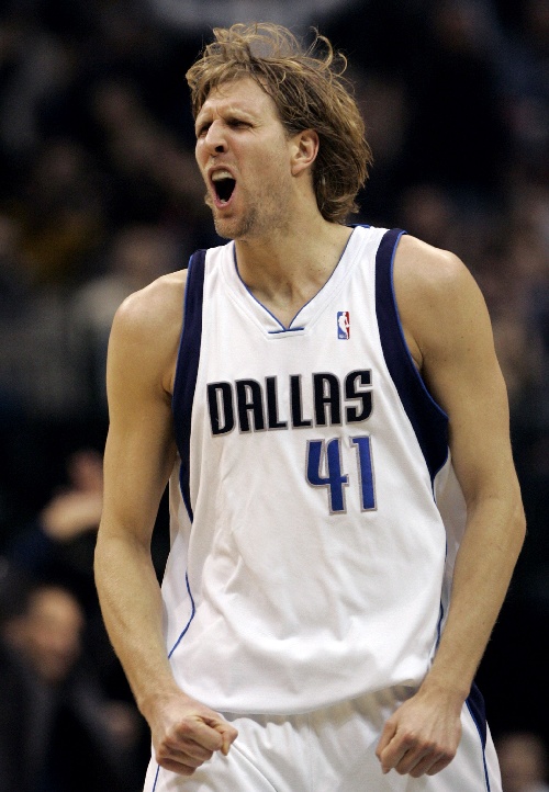 有谁注意到，昨晚比赛中，杨鸣的表情举动，都在发出无声的抗议啊