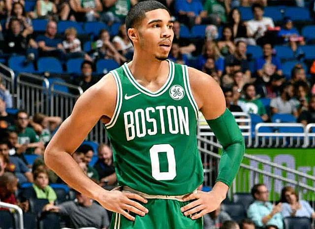 有谁注意到,昨晚比赛中,杨鸣的表情举动,都在发出无声的抗议啊